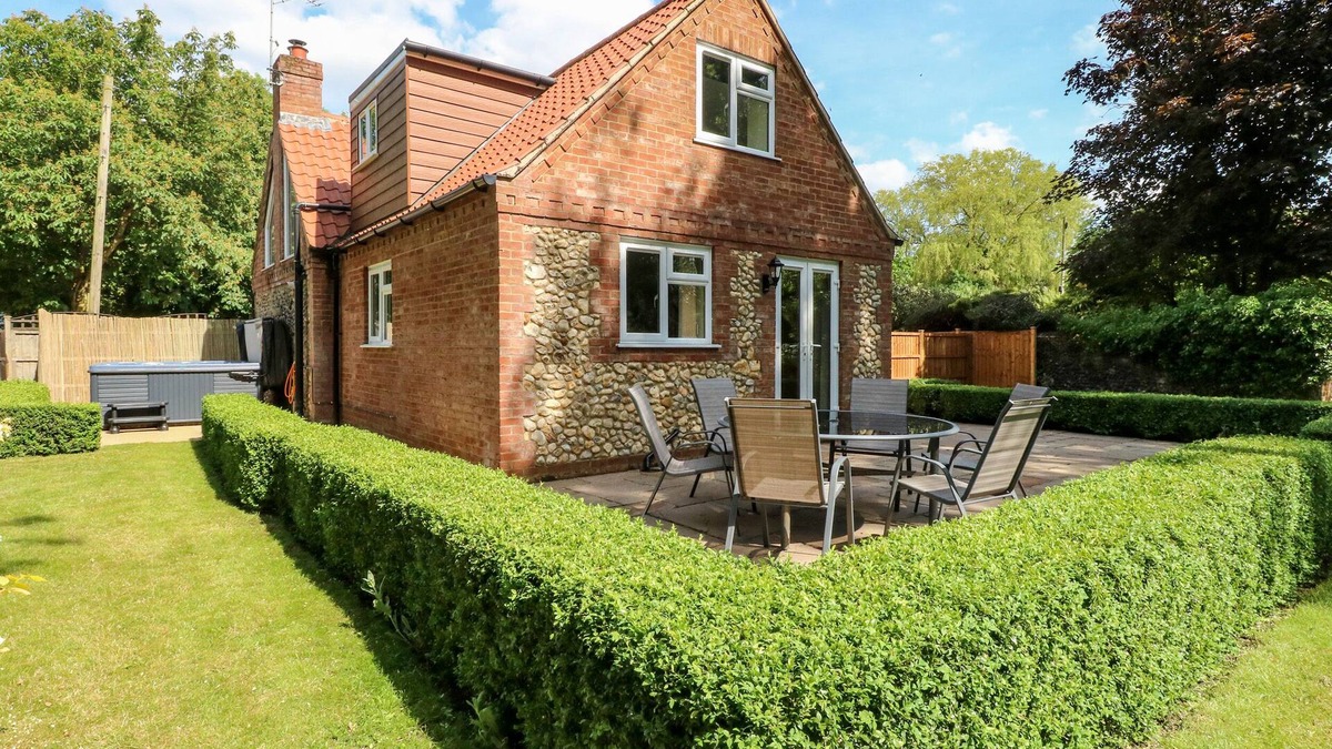 East Dereham Cottage | KEEPERS COTTAGE, pet friendly, character holiday cottage in Dereham