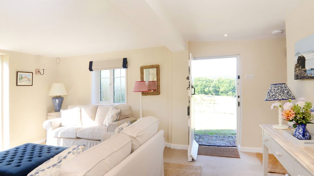 East Meon Cottage | KEEPERS COTTAGE, pet friendly, with open fire in East Meon