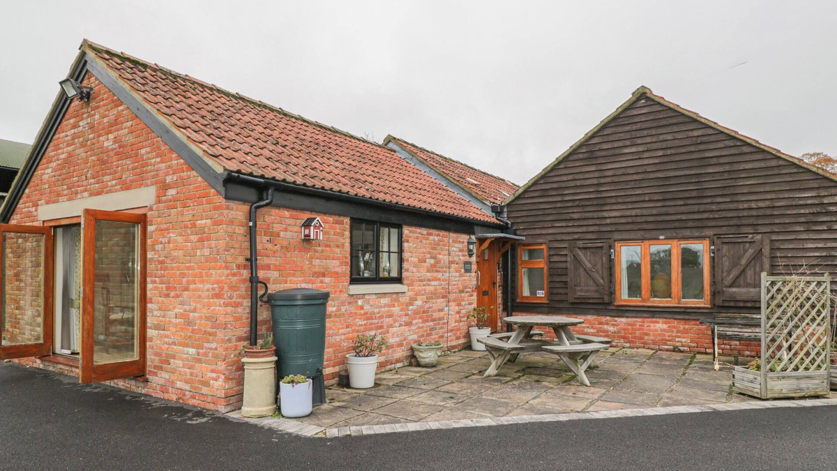 West Knoyle Cottage | KEEPERS COTTAGE, pet friendly, with a garden in West Knoyle