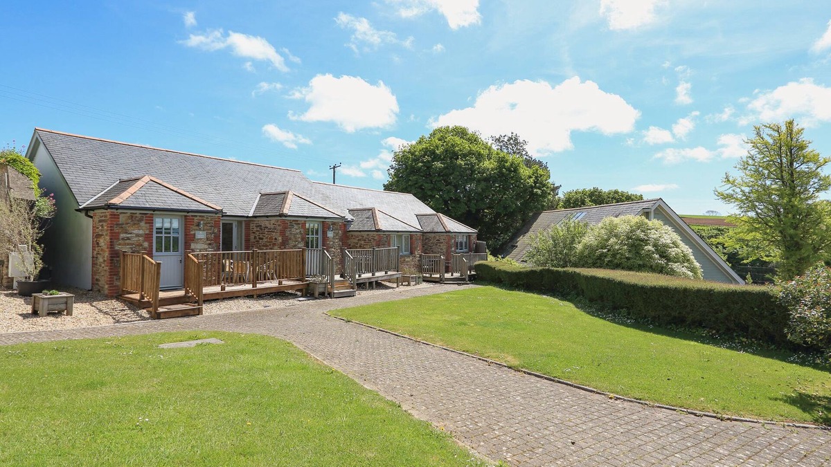 Bugford Cottage | KEEPERS LODGE, HILLFIELD VILLAGE, family friendly in Dartmouth