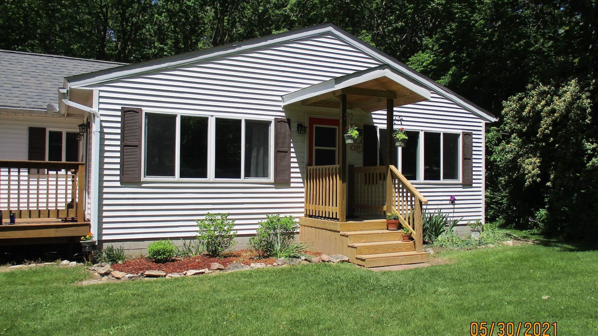 Kelleys Island House | "Kelleys Island Escape" is a short walk from downtown Kelleys Island & sleeps 6.