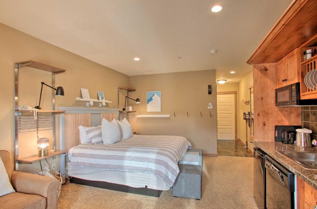 Kellogg Apartment | Kellogg Mtn Condo with Balcony Walk to Resort!