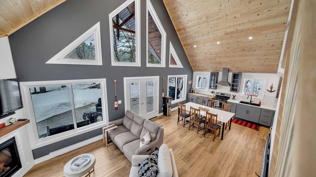 Fort Coulonge Ski Chalet | Kellys On The River Mansfield Quebec - 3 bedrooms with kayaks.
