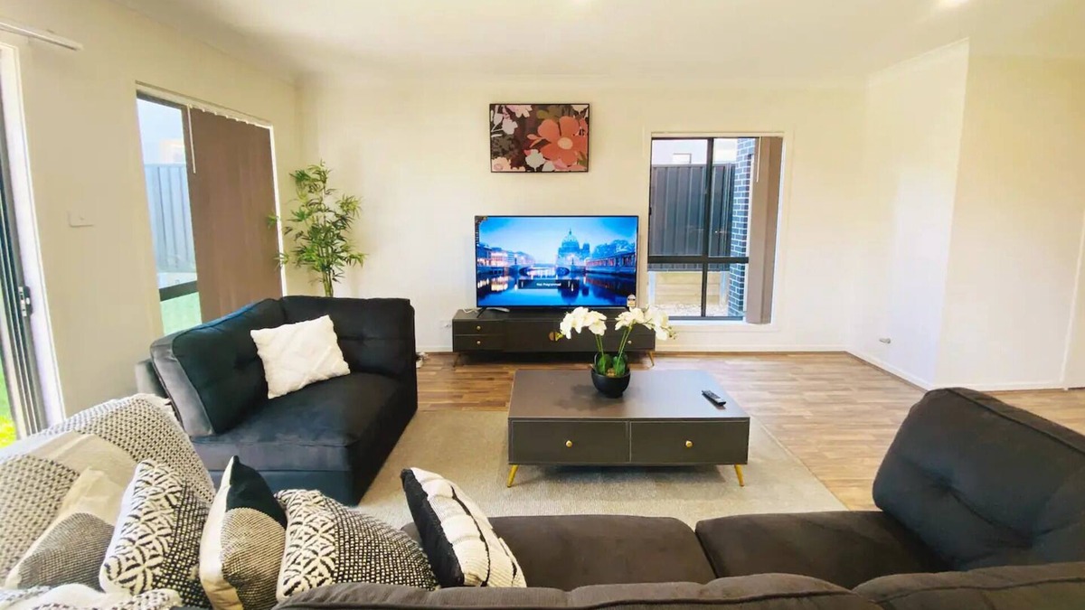 Kellyville House | Kellyville Adorable 5 Br Home near Parks & Shops