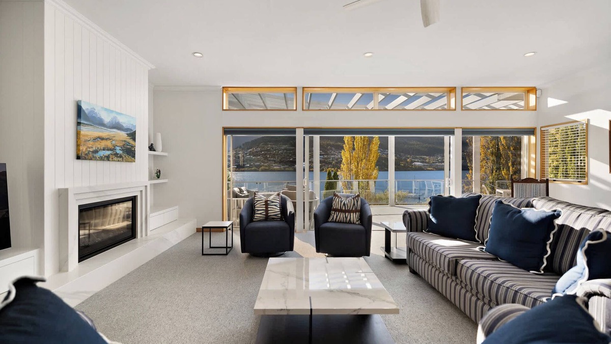 Kelvin Heights House | Kelvin Heights Retreat Lake Views BBQ Fireplace