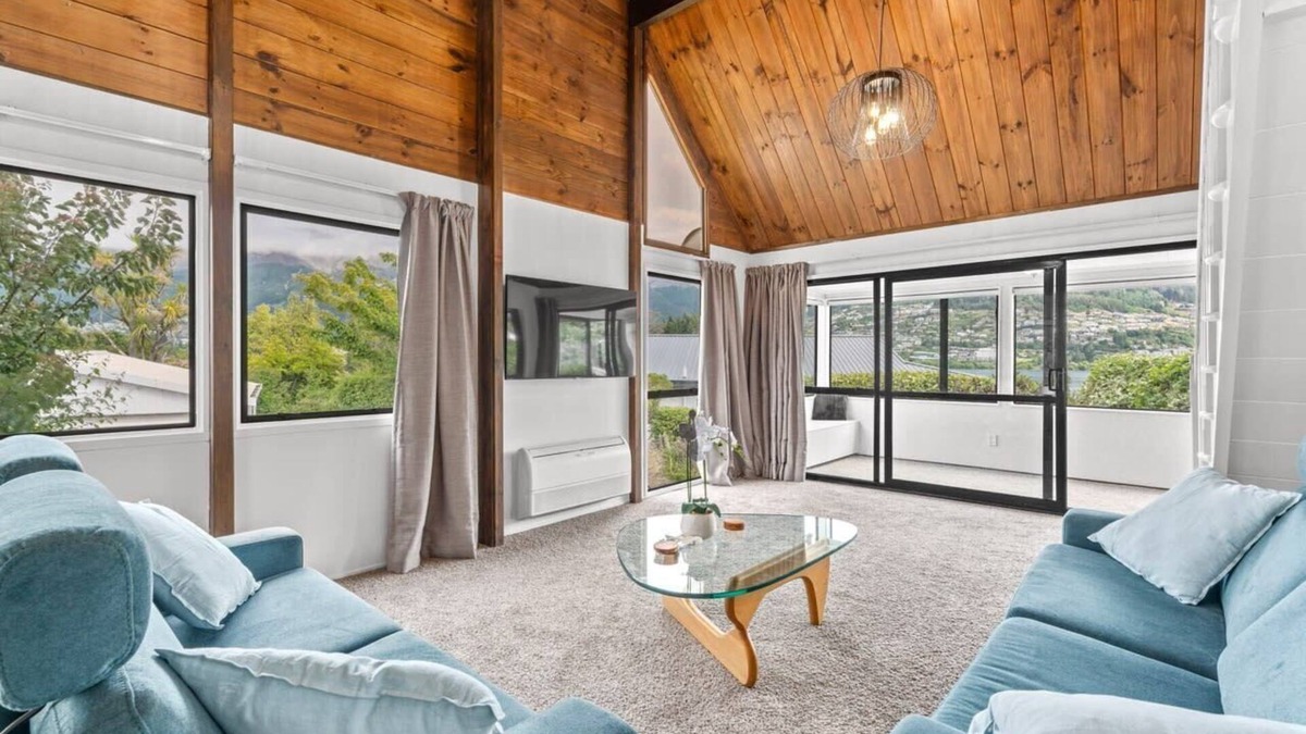 Kelvin Heights House | Kelvin Heights Rustic Hideaway, 3 Bedrooms, Lakeview