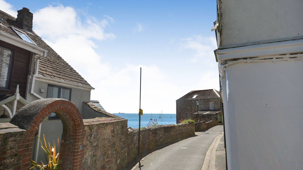 Kingsand Cottage | Kelvin House - sleeps 9 guests in 4 bedrooms