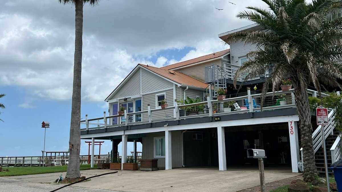 Clear Lake Shores House | Kemah Seaside Retreat: Last minute deal! Call or text for rates 713-425-9109.