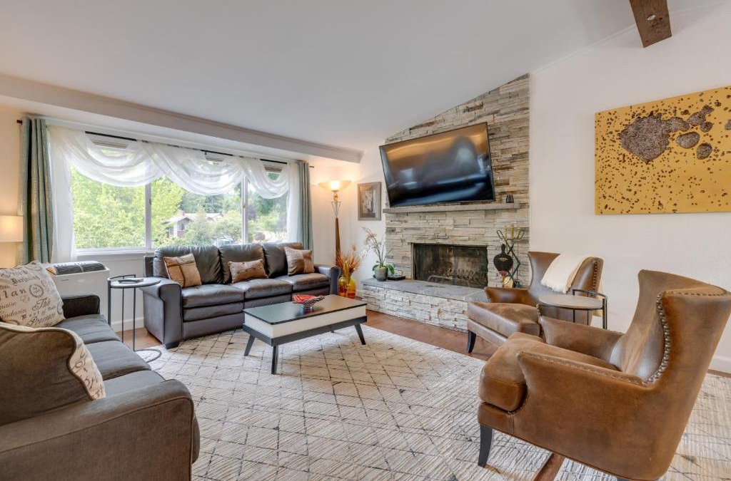 Kenmore Apartment | Kenmore Retreat with Shared Hot Tub - 1 Mi to Lake!