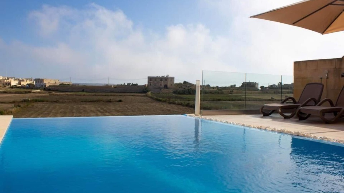 Santu Pietru Apartment | Kenn Holiday Home 4 bedrooms with private pool