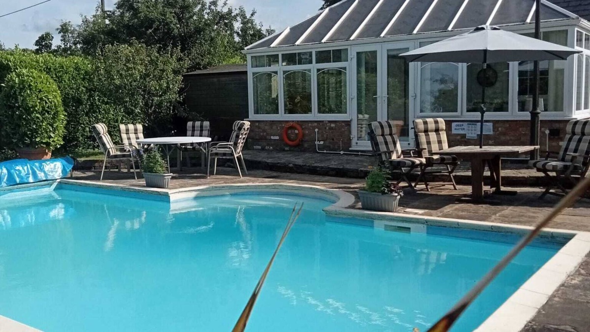 Sittingbourne House | Kent Pool House Family & Pet Friendly With Your own Private Swimming Pool