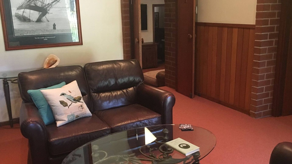 Old Reynella Cottage | Kentia Palms holiday accommodation
