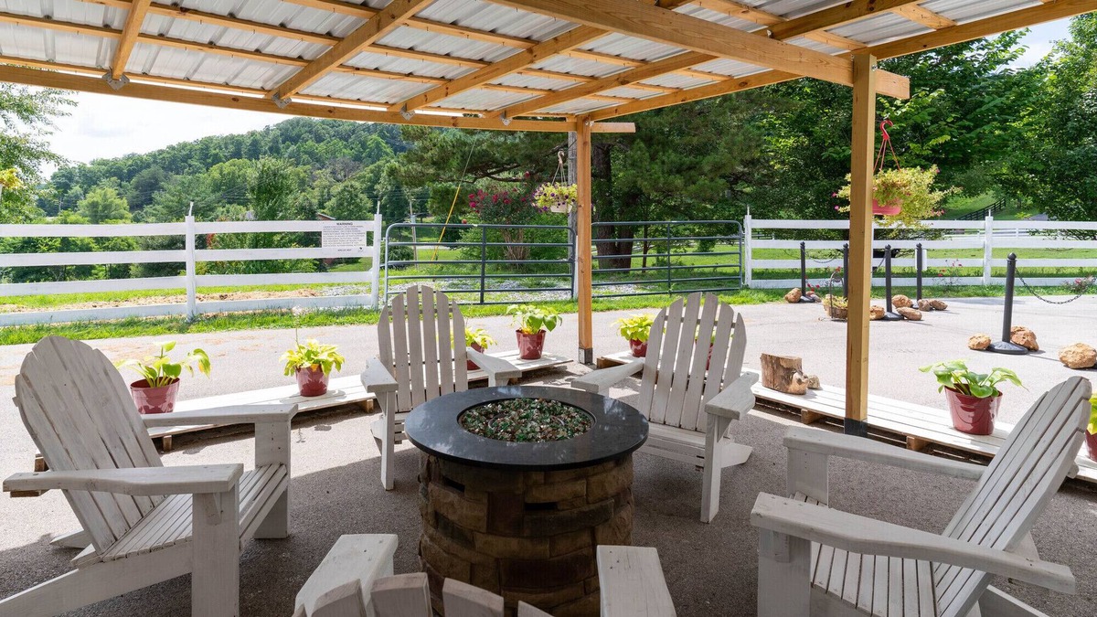 Berea Cottage | Kentucky Inn & Horse Farm. Cottage-Style Barn Suite, Breakfast Included