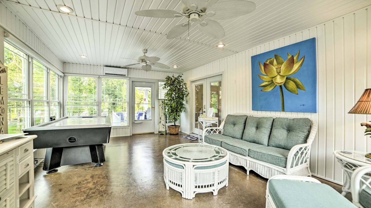 Gilbertsville House | Kentucky Lake House with a Great Outdoor Space!