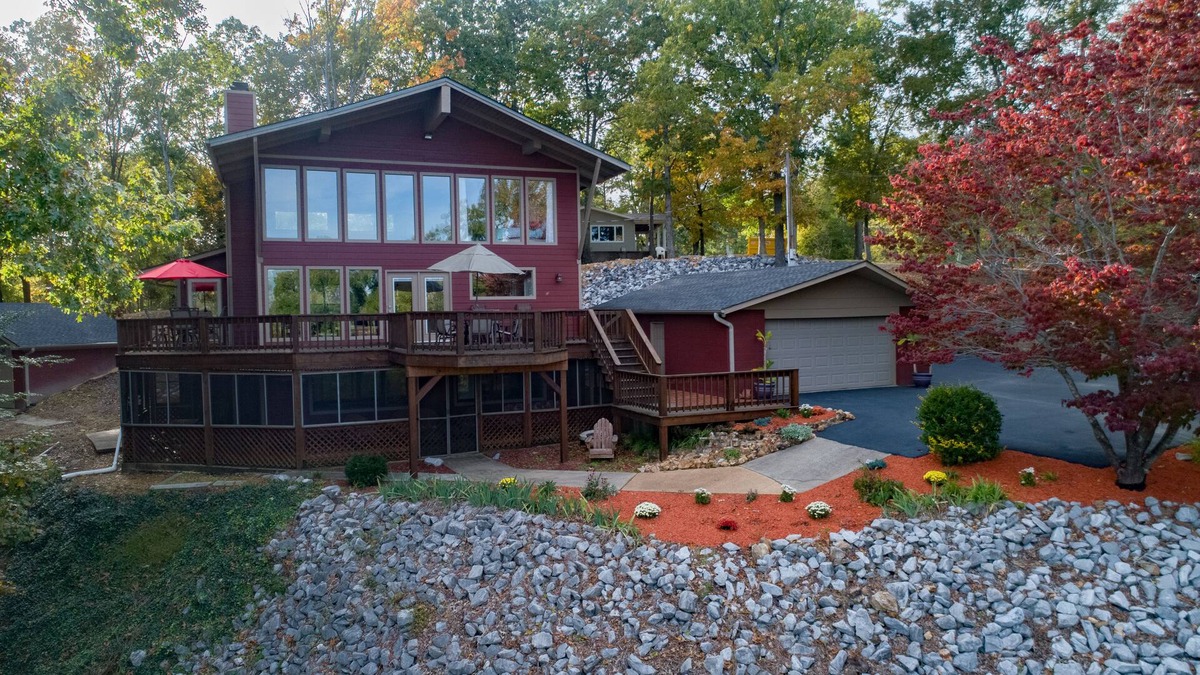 New Concord Ski Chalet | Kentucky Lakefront Chalet/Near Murray Ky & Paris Landing Area /W Hot Tub n Dock