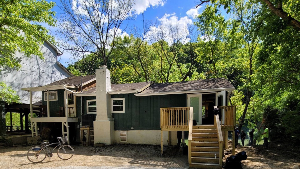 Lexington House | Kentucky River frontage and less than a mile off I-75
