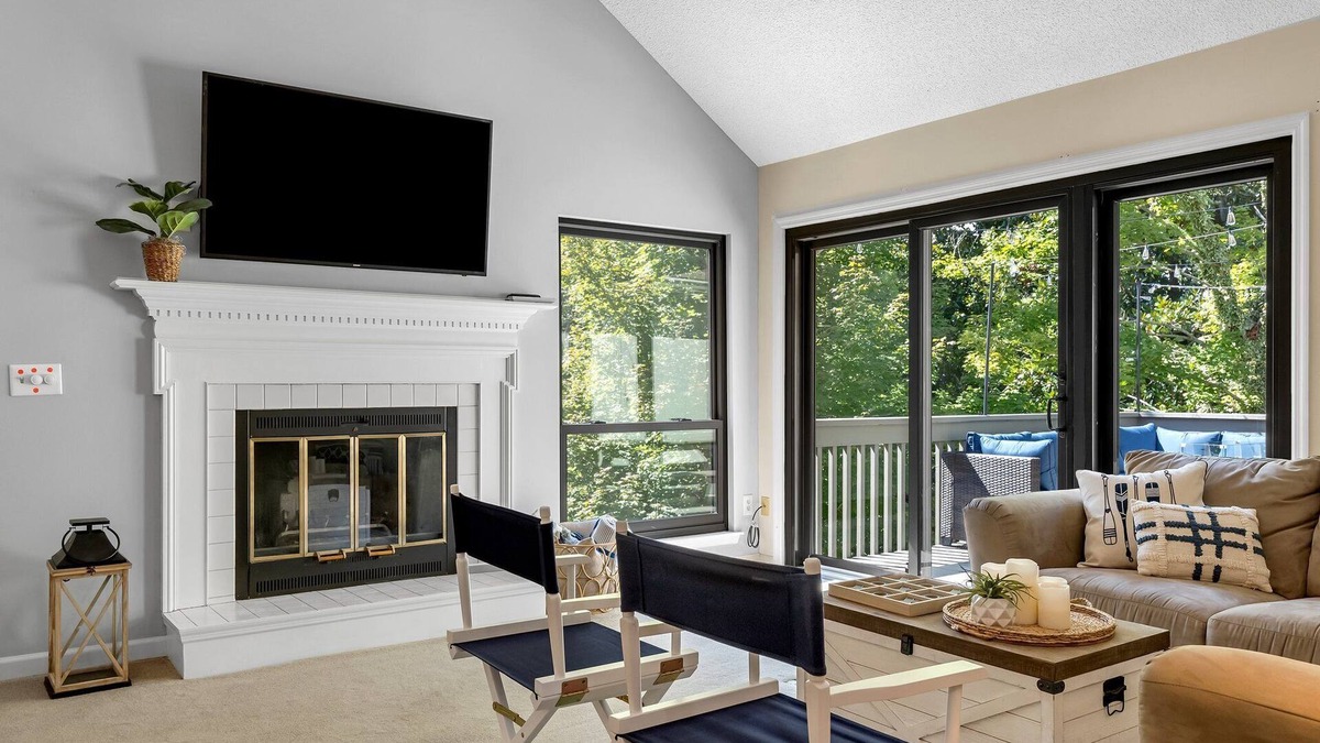 Salem House | Keowee Key Townhouse- Lake, great deck, outdoor firetable & CLEMSON FOOTBALL!