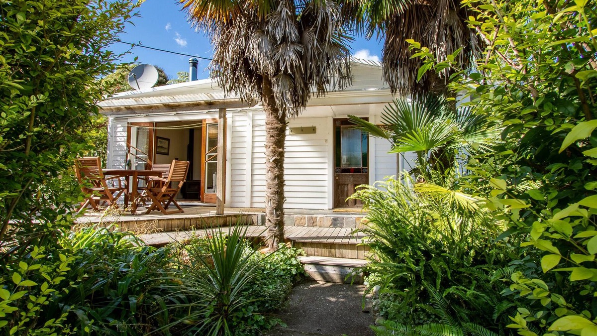 Pohara House | Kereru Cottage - Pohara Holiday Home