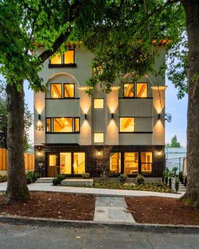 Kerns House | Kerns 6BR - New Spanish Style Group Stay