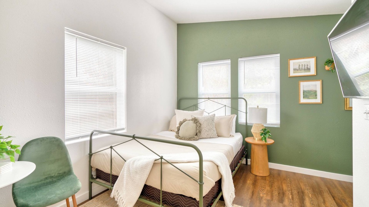 Kerns Apartment | Kerns Urban Cabin New Build AC Walkable