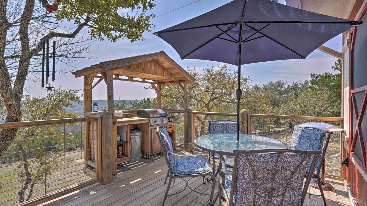 Kerrville House | Kerrville Converted Barn Tiny Home w/Kayaks!