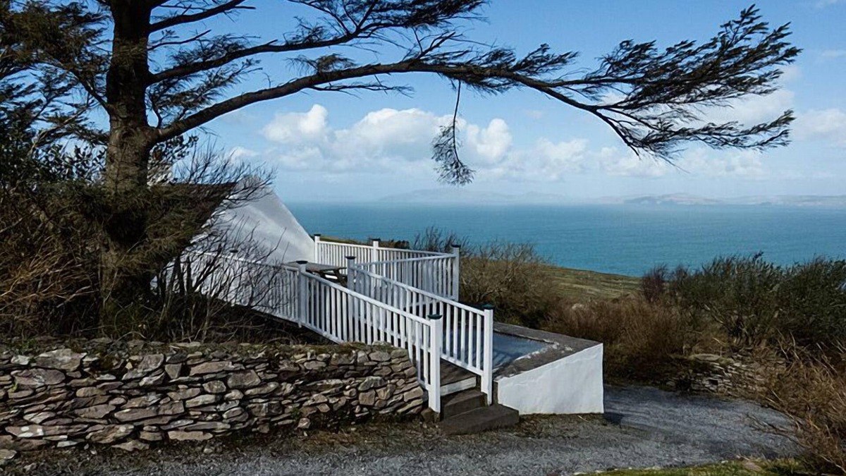 Kells House | Kerry CoastTraditional Cottage in Kells at Dingle Bay in County Kerry, Ireland.