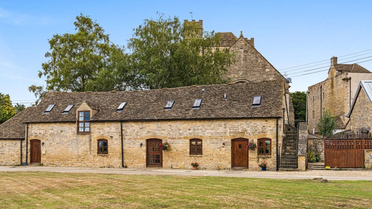 King's Stanley Cottage | Kestrel Barn, Leonard Stanley - sleeps 5 guests in 2 bedrooms