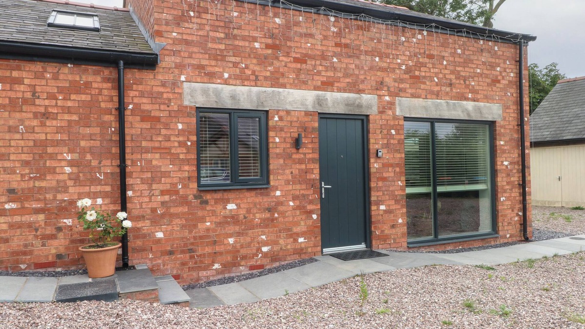 Shocklach Cottage | KESTREL, romantic, character holiday cottage in Tilston