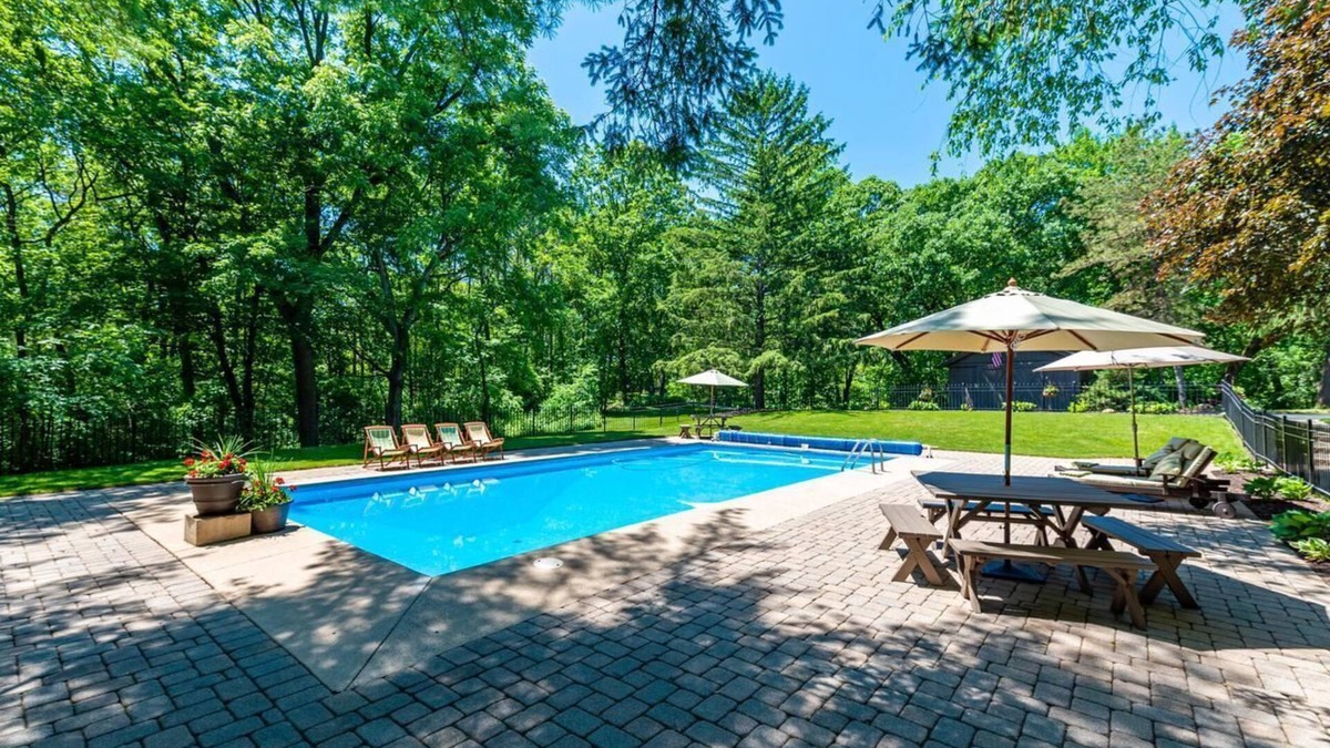East Troy Cottage | Kettle 2BR Cabin on 15 lush acres w pool and lake