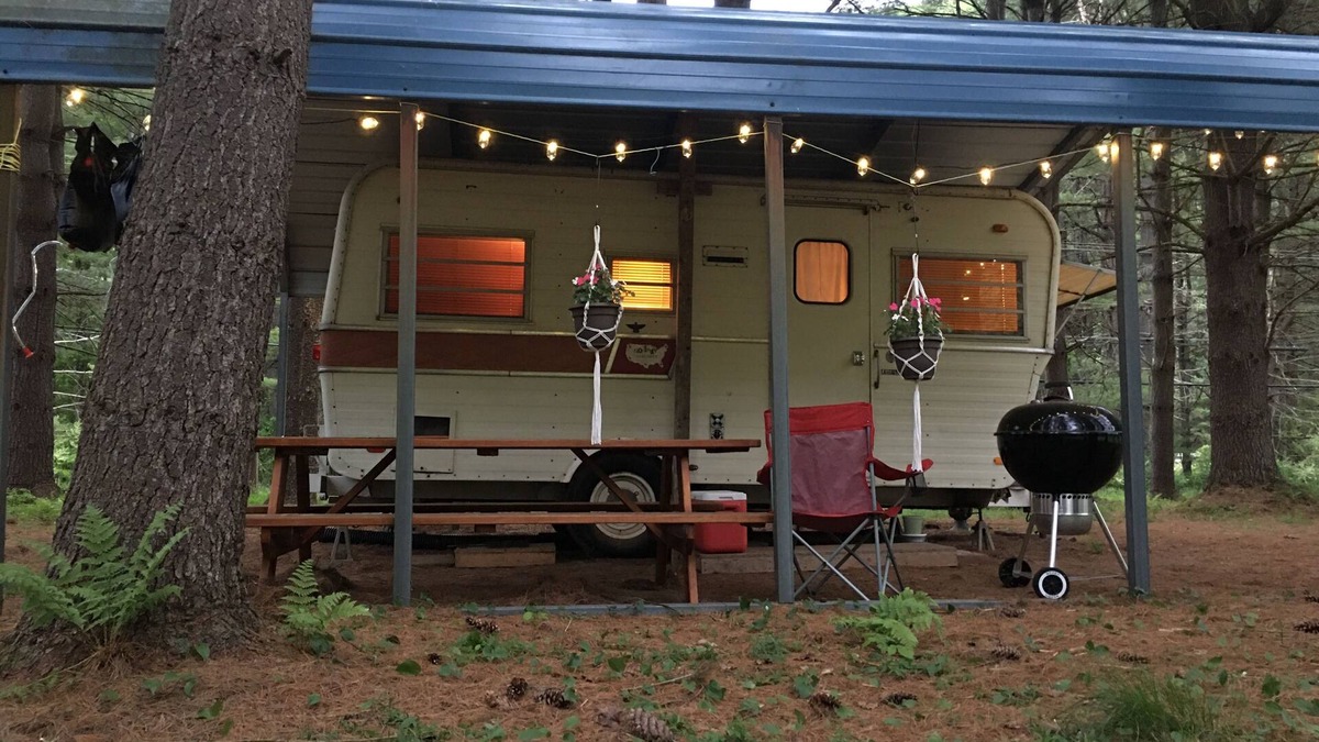 Hyner House | Kettle Creek Fishing - 15’ Vintage Camper Stay on Private property Creek Access