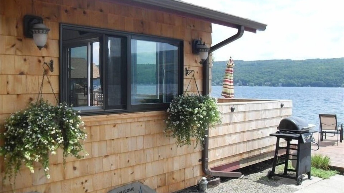 Hammondsport House | Keuka Lake Bungalow on Waters Edge - 1 Step & U R in the Lake
