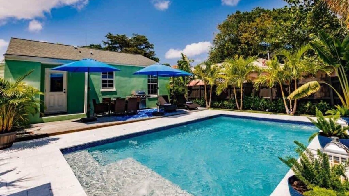 Sunshine Park House | Key Lime Cottage - Bask Poolside in a Historic Flamingo Park Gem