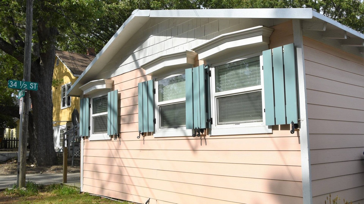 Northeast Virginia Beach Cottage | KEY WEST INSPIRED STUDIO W/VAULTED CIELINGS. SHORT WALK TO THE BEACH!