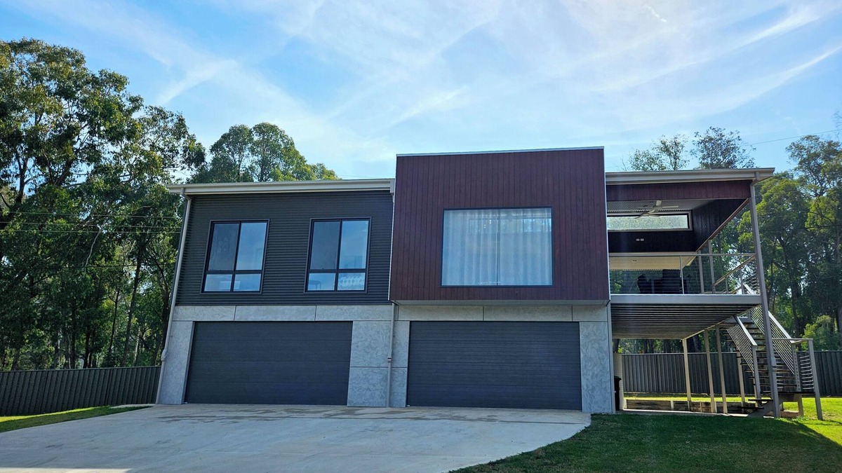 Khancoban House | Khancoban Getaway. Modern 3-bedroom home backing onto 9-hole golf course.