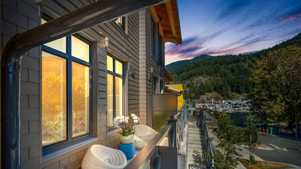 Horseshoe Bay House | Kick back and relax in this calm stylish townhome with the whole family in West!