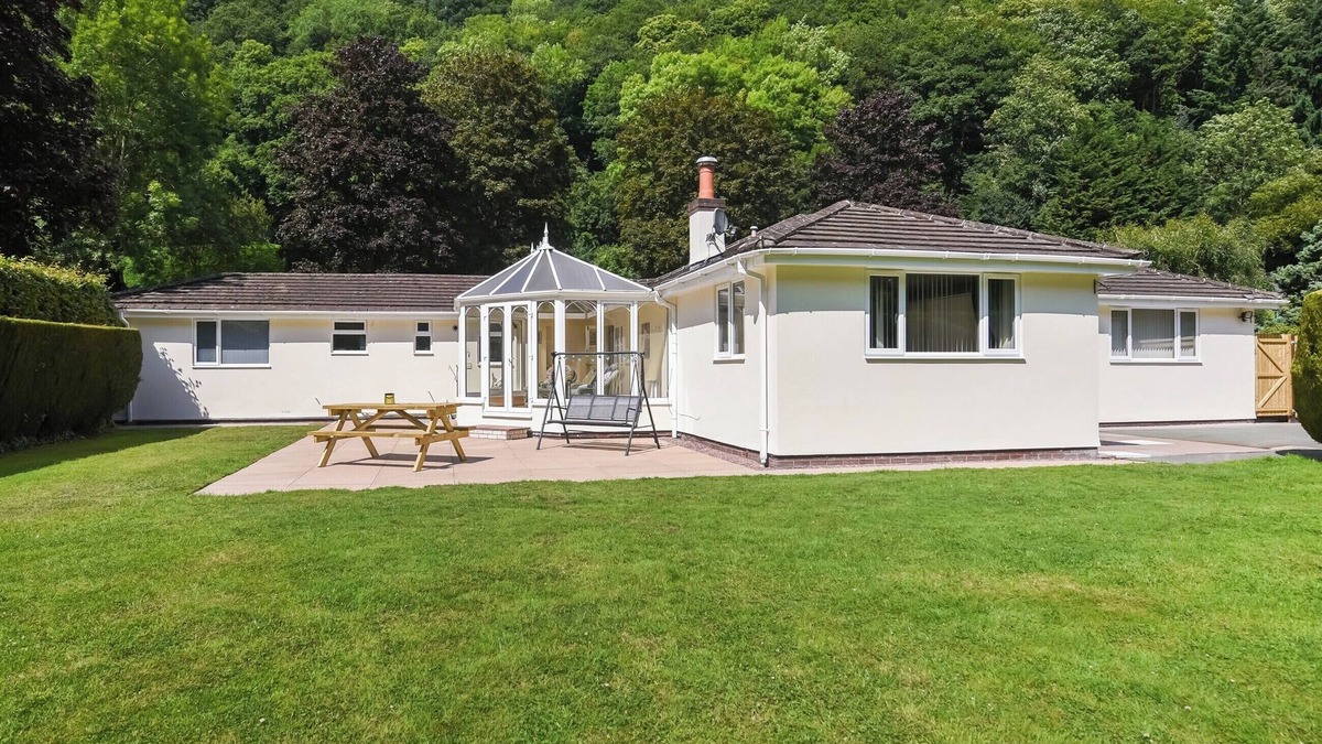 Kingswood Cottage | Kick back and relax at this lovely riverside house in Montgomeryshire, Powys.