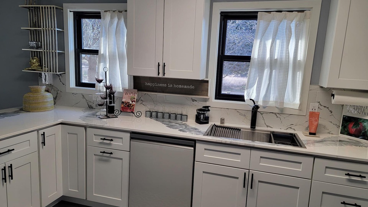 Prosser House | Kick back and relax in this warm and inviting clasic/modern atmosphere.