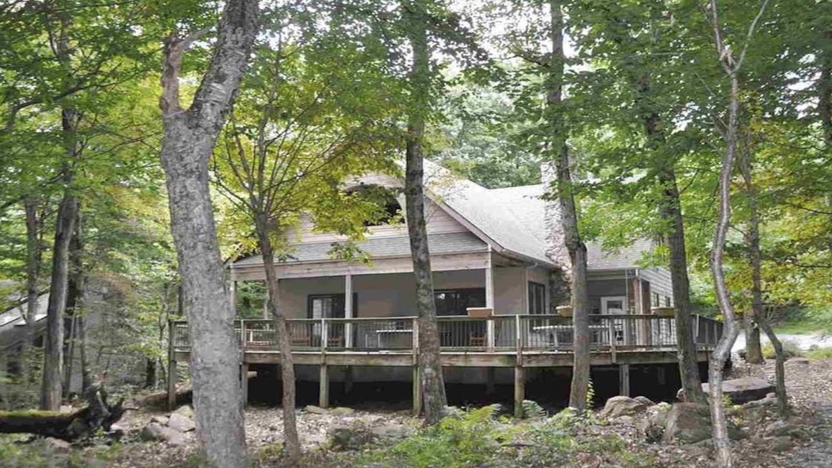 Deer Springs House | Kick back at Virginia’s premier ski and golf resort