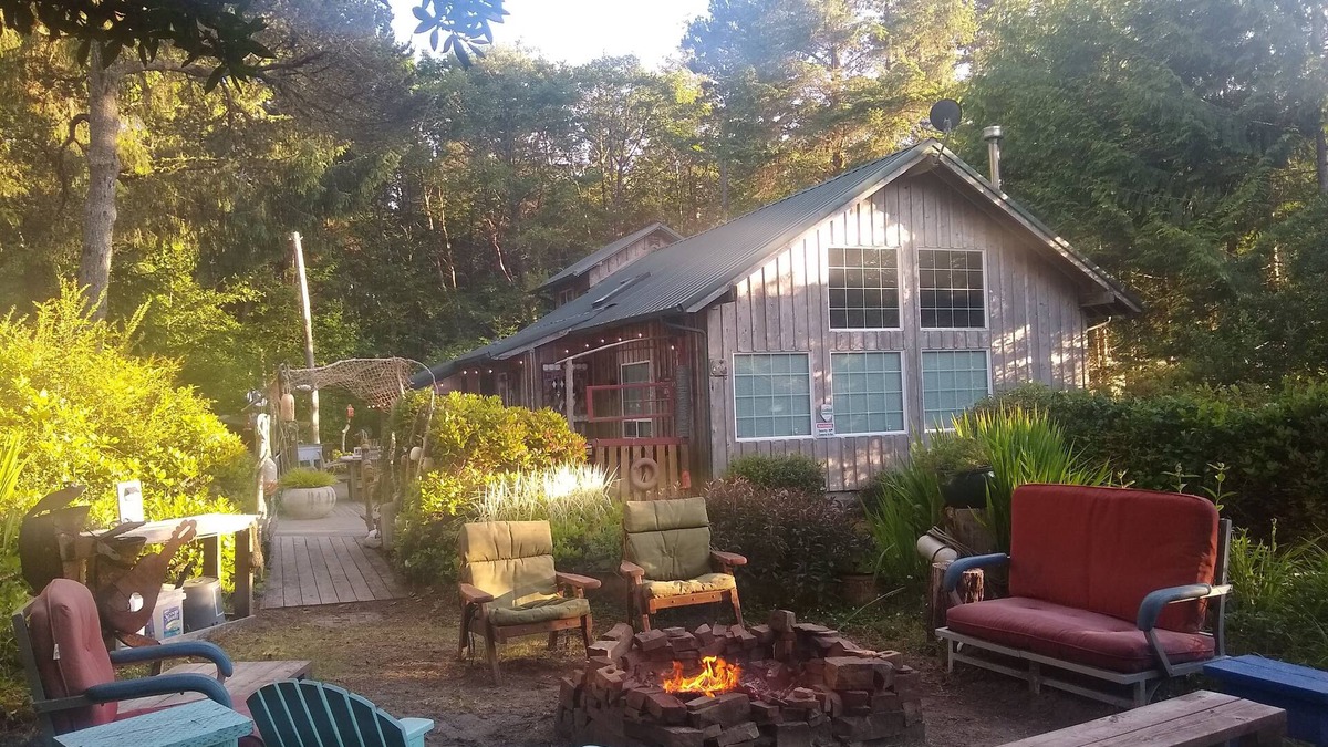 Grayland House | Kid & Dog Friendly - Large Deck w/BBQ & Hammock - Firepit - Open Floor Plan