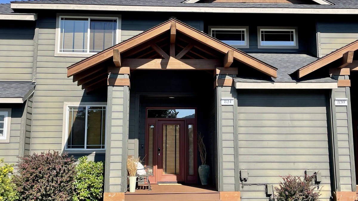 Redmond House | Kid friendly Eagle Crest Townhome w/private Hottub