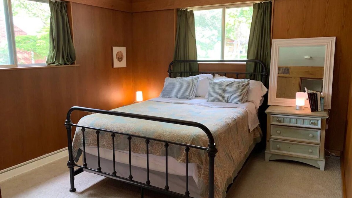 Dicken House | Kid-Friendly Midcentury House 1.2 Miles to Stadium