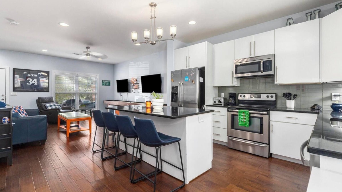 Auburn House | Kid Friendly Townhome! 3/4 mi to Jordan Hare!