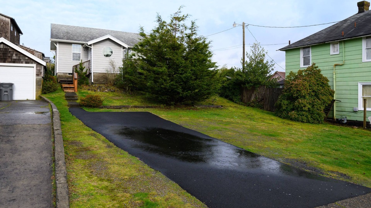 Seaside House | Kids welcome! 1/2 block to beach. King bed, Pack 'n Play, NO PET FEE!