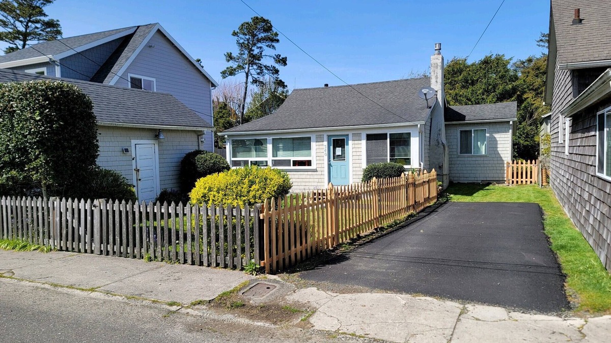 Seaside House | Kids welcome! Ms PacMan Arcade 1 blk to beach, King bed, sun porch, Pack 'n Play