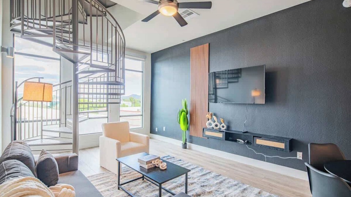 North Scottsdale Apartment | Kierland Commons Stay | Golf, Pool, Gym, W/D