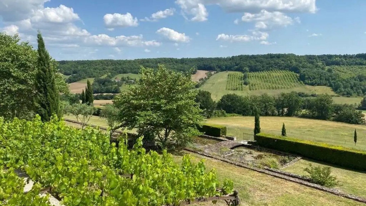 Montcuq Bed & Breakfast | Kilim" guest room in Montcuq, panoramic view, quiet, unspoilt setting