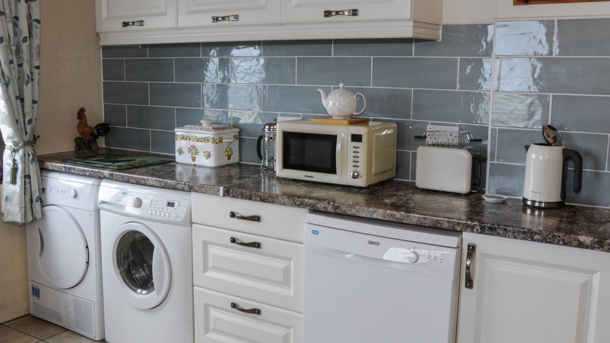 Tully Cottage | KILLARY BAY VIEW HOUSE, family friendly in Tully, County Galway