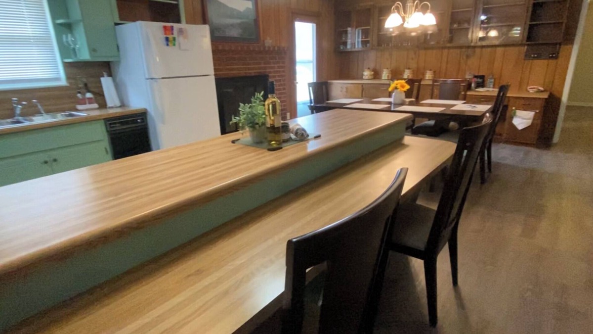 Seymour House | Killer Location! 25 min to Pigeon Forge 20 min to Knoxville! Super comfy!