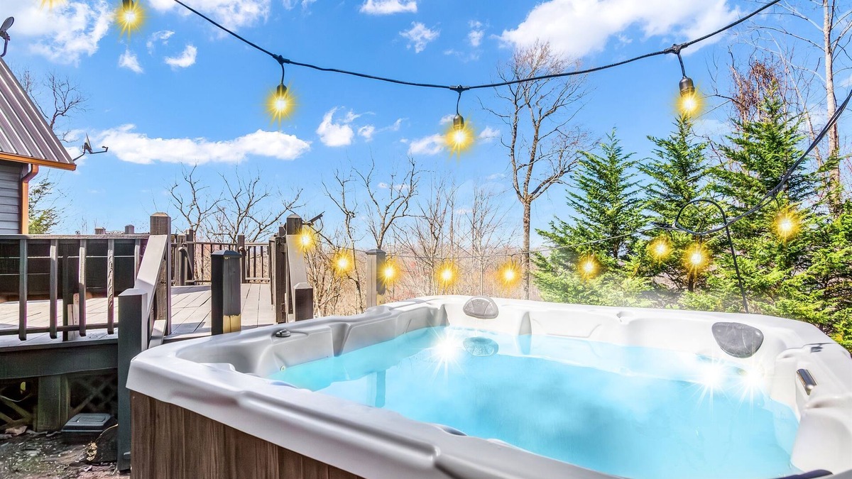Ridges Over the Lake Ski Chalet | Killer Views of Lake + Pickleball + Hot Tub + Private