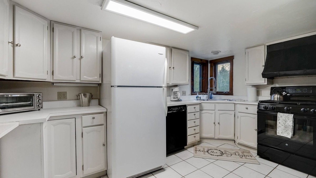 Killington Cabin | Killington Mountain Home! HotTub & 5 min to Skiing! 3 Bedroom Home by RedAwning